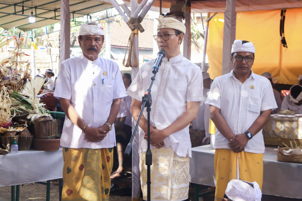 Wabup. Suiasa Hadiri Tawur Balik Sumpah Utama di Pura Luhur Giri Kusuma Blahkiuh